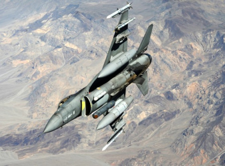 Προσγείωσε το χτυπημένο από κεραυνό F-16 στη Σούδα