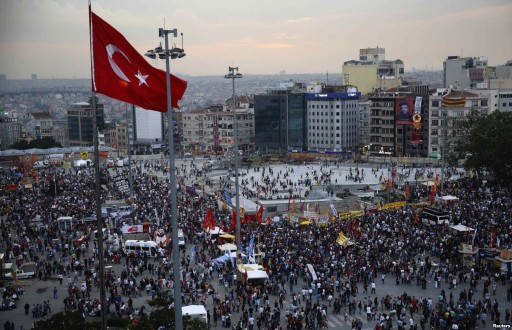 Χιλιάδες διαδηλωτές επιμένουν σε Άγκυρα και Κωνσταντινούπολη