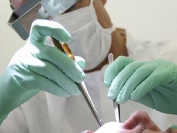 Οδοντίατρος πληρώνει 30.000 ευρώ γιατί τύφλωσε ασθενή