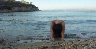 Ελληνίδα γυμνάστρια γυμνή στη θάλασσα (Βίντεο)