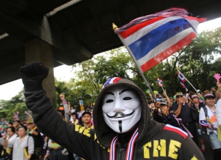 Αντικυβερνητικοί Ταϊλανδέζοι κατέλαβαν το κτίριο του στρατού