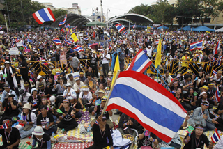 Σε κλοιό διαδηλωτών η κυβέρνηση της Ταϊλάνδης