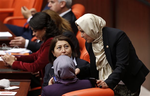 Τουρκία: Επιτράπηκε στις βουλευτίνες να φορούν παντελόνι