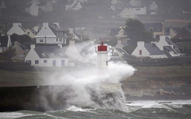 Καταιγίδες και άνεμοι σαρώνουν Βρετανία και Γαλλία