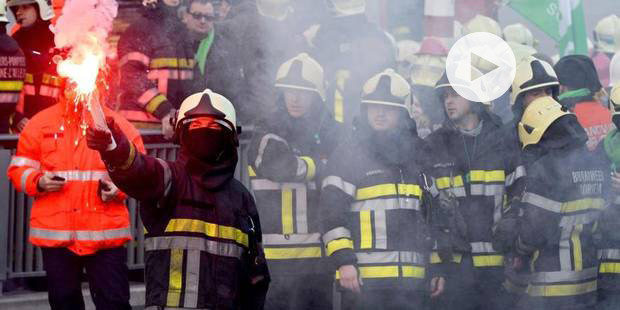 Οι πυροσβέστες άναψαν φωτιές και περιέλουσαν με αφρό τα ΜΑΤ! (Βίντεο)