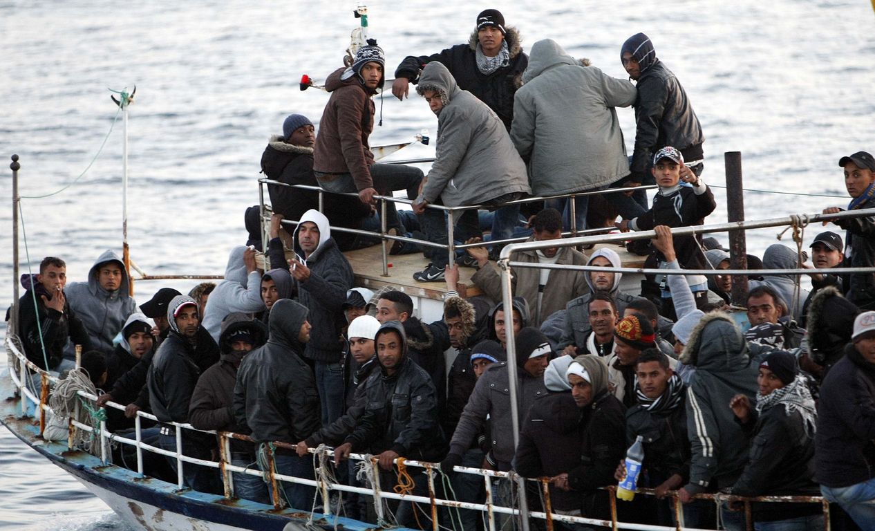 Κύματα παράνομων μεταναστών στη Μεσόγειο