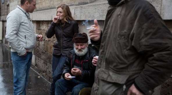 Υποψήφια δήμαρχος του Παρισιού καπνίζει με αστέγους