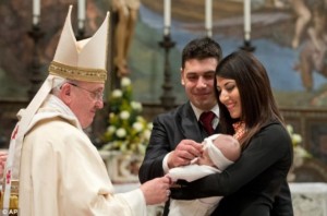 Ο Φραγκίσκος βάφτισε παιδί ανύπαντρου ζευγαριού