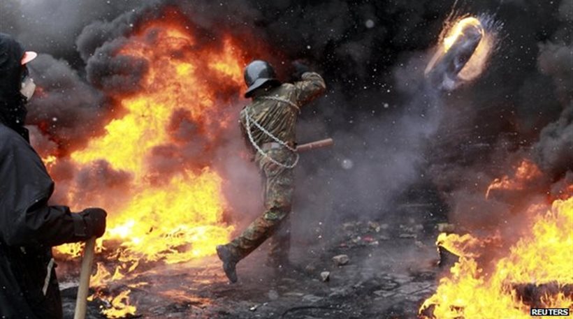 Κρίσιμες ώρες για την Ουκρανία - Σε θέσεις μάχης κυβέρνηση και διαδηλωτές