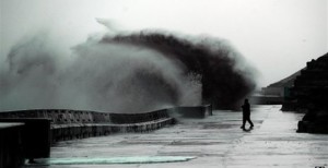 Τεράστια κύματα «έπνιξαν» την Ισπανία