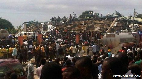 Κατέρρευσε εμπορικό κέντρο στην Γκάνα