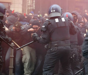 Συγκρούσεις μεταξύ διαδηλωτών και αστυνομικών στη Φρανκφούρτη