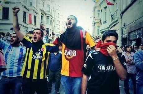 Όταν οι (αντίπαλοι) φανατικοί Τούρκοι οπαδοί έγιναν φίλοι