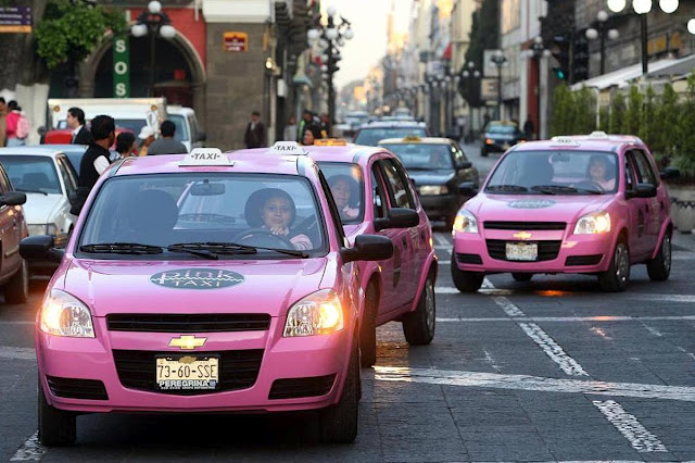 Ροζ ταξί μόνο για γυναίκες!