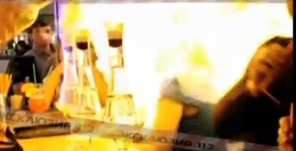 Μπάρμαν βάζει φωτιά σε κοπέλα (Βίντεο)