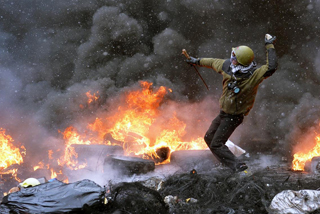 Μετωπική σύγκρουση κυβέρνησης - διαδηλωτών στο Κίεβο