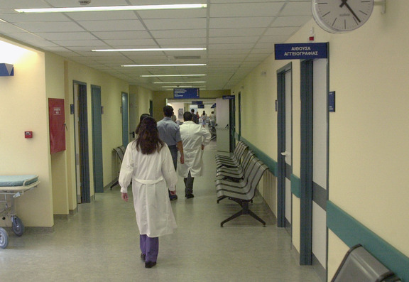 Συνελήφθησαν 15 αποκλειστικές νοσοκόμες χωρίς άδεια