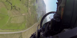 Τι ακριβώς βλέπει εν ώρα πτήσης ο πιλότος ενός μαχητικού (Βίντεο)