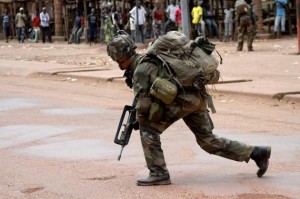 Η Γαλλία στέλνει ενισχύσεις στην Αφρική
