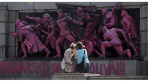 Οργισμένη η Μόσχα για τη βεβήλωση σοβιετικού μνημείου