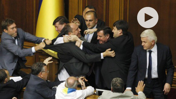 Ουκρανία: Έξω σφάζονταν, στη βουλή δέρνονταν (βίντεο)